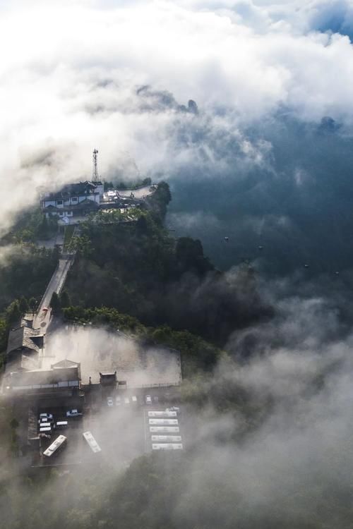 一场春雨，将张家界武陵源泼成了一幅幅山水画