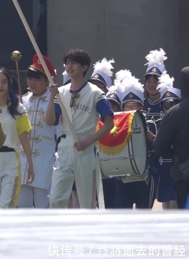 蔡徐坤今日《奔跑吧》路透来袭 运动会上的小小扛旗手甜度爆表可爱炸裂!