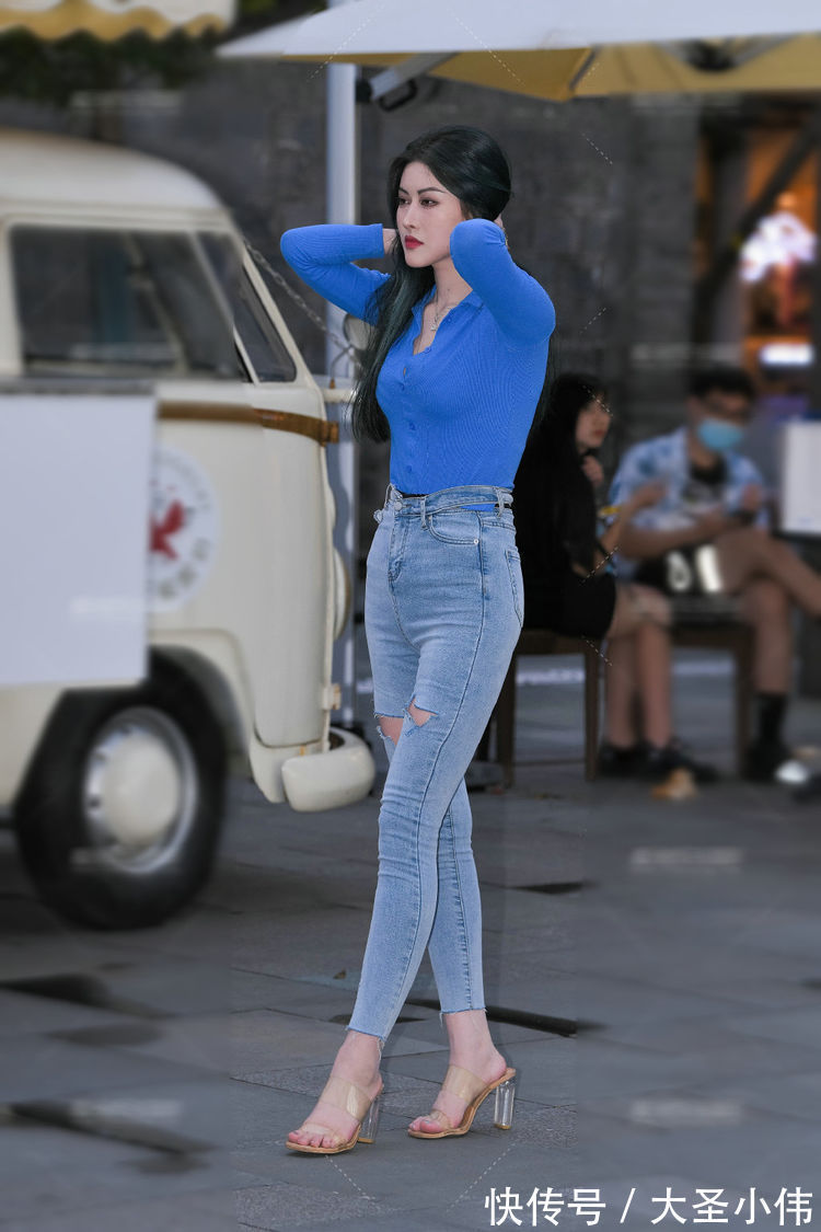 街拍|美女街拍:上衣是潮流的混色条纹,搭配破洞的牛仔裤,穿出了自己的味道