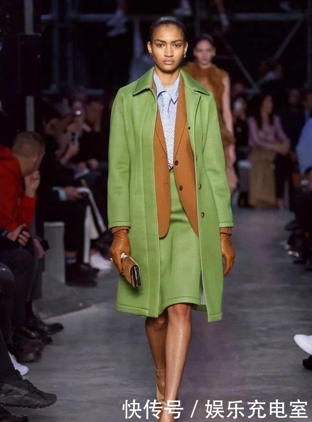 高领|叠穿别再“白衬衫+高领衫”,太土!试试这些新穿法,时髦又保暖