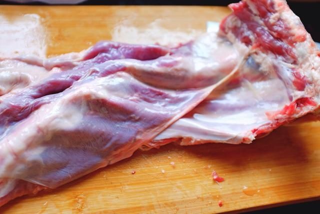 家庭烤箱也能做出来滋滋美味的烤羊排，吃起来外酥里嫩，还流汁