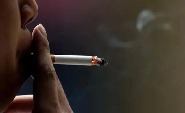 男性衰老时,晨起后一般会有5“怪像”,假如没有,恭喜还年轻