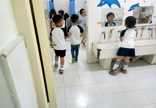 如厕|“为啥孩子不愿在幼儿园拉臭臭”？家长别不当回事，压力让娃焦虑