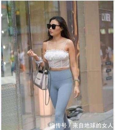 淑女风 穿着打底裤俏皮又活泼,淑女风中又增添几分小性感,减龄又大气!