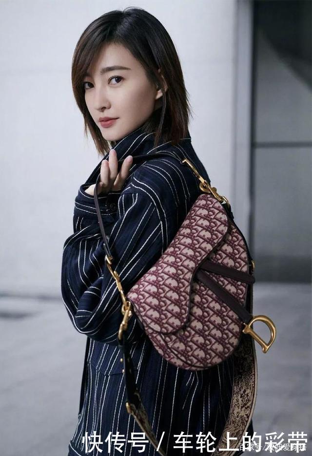 四五十岁女人出门时，尽量多背这4款“经典包”，时髦百搭上档次