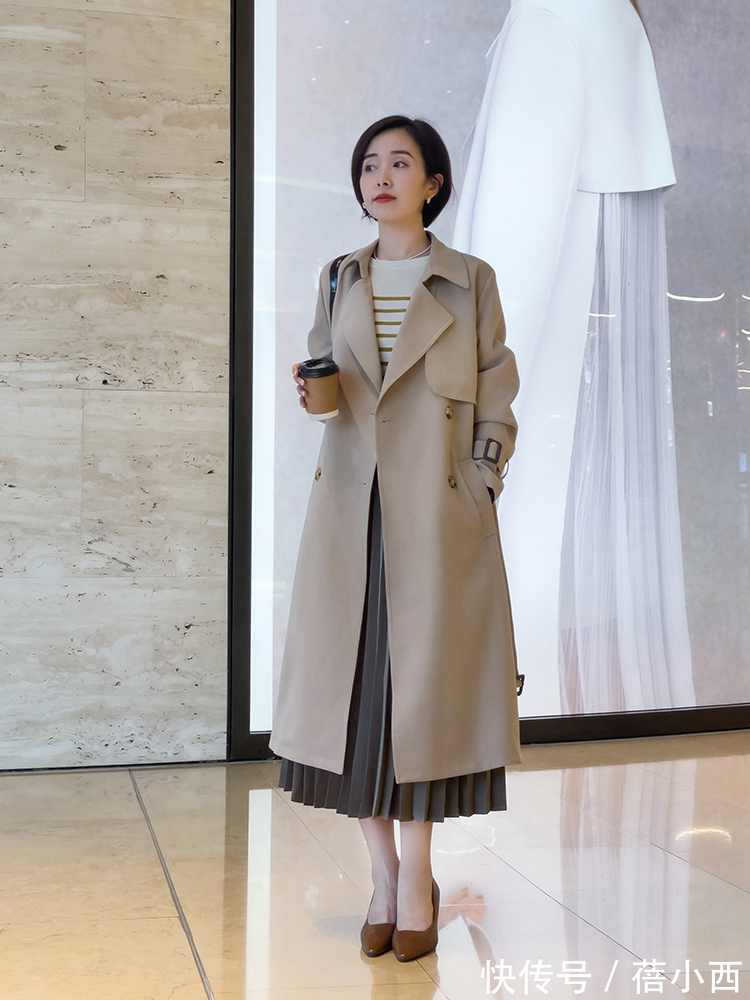 搭配 卡其色“风衣”才是永远的经典,2022年依然很火,这样穿太美了