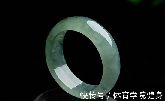 翡翠戒指 爱美的女生想购买首饰的话,就购买翡翠戒指,绝对不会后悔!