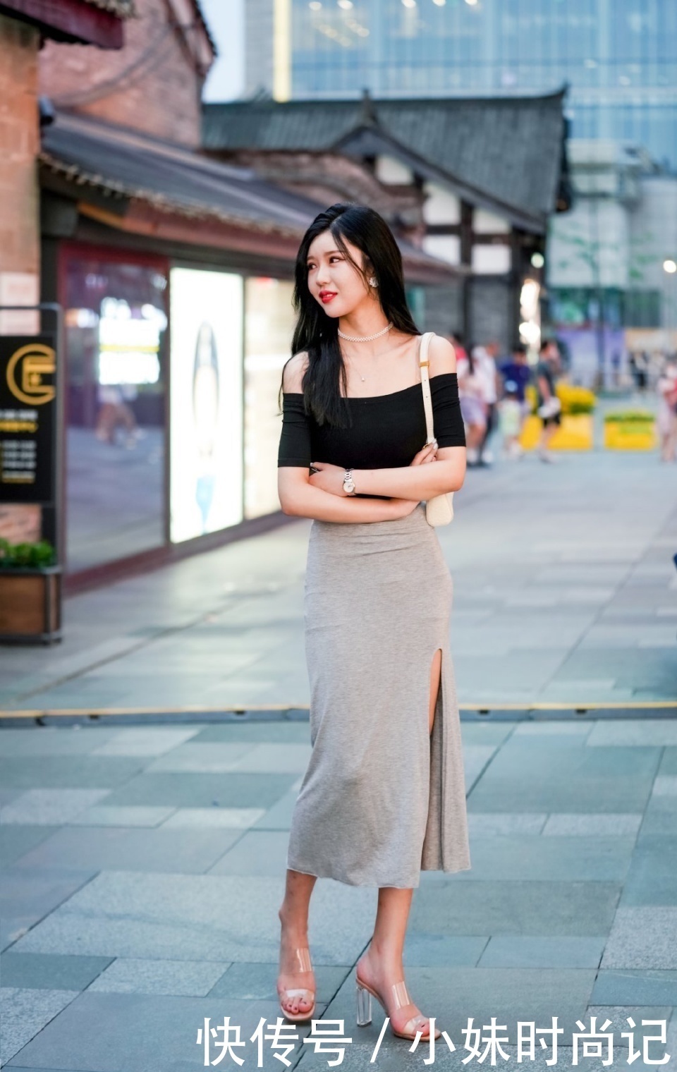 街拍|街拍:一字肩衬衫搭配包臀裙,轻松突显出完美的身材