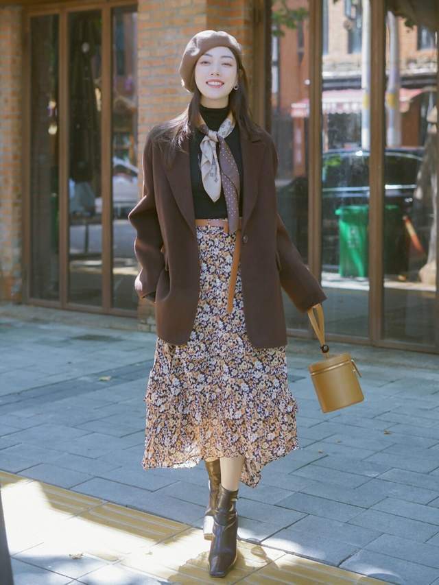 穿搭|秋季,西服怎么穿才好看?搭配上黑色针织衫和半身裙,高级又时髦