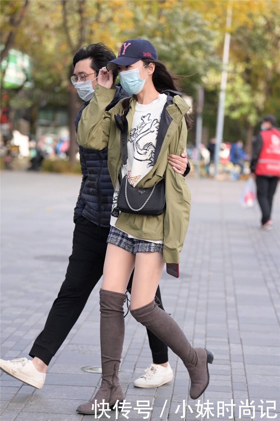 看起来|街拍:秋天穿着过膝靴逛街,时尚姑娘会选择高跟款式,更好衬托身材
