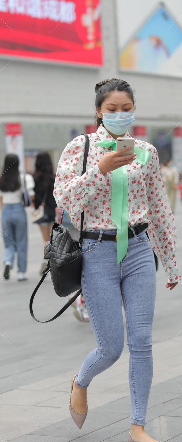 白色连衣裙 牛仔裤穿搭会显得脸型很好,游走在高贵与活泼之间,身材完美!