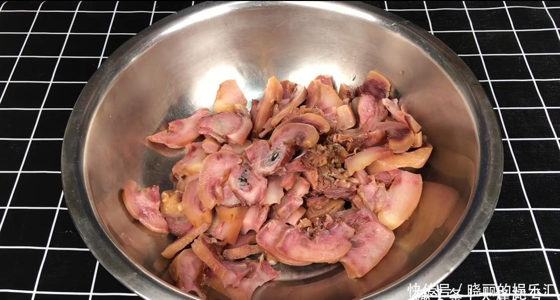 东北经典下酒凉拌菜,猪头肉拍黄瓜,肥而不腻清脆爽口