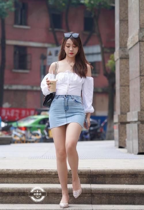 女人 美丽十足的连衣裙穿搭端庄有气质，展现女人的娇美，唯美俏皮