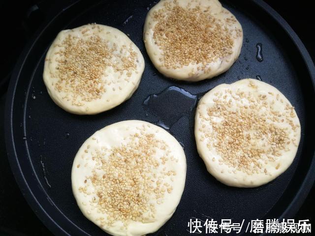 想吃|想吃烧饼不用买,没有烤箱也能做,煎一煎凉了也不发硬