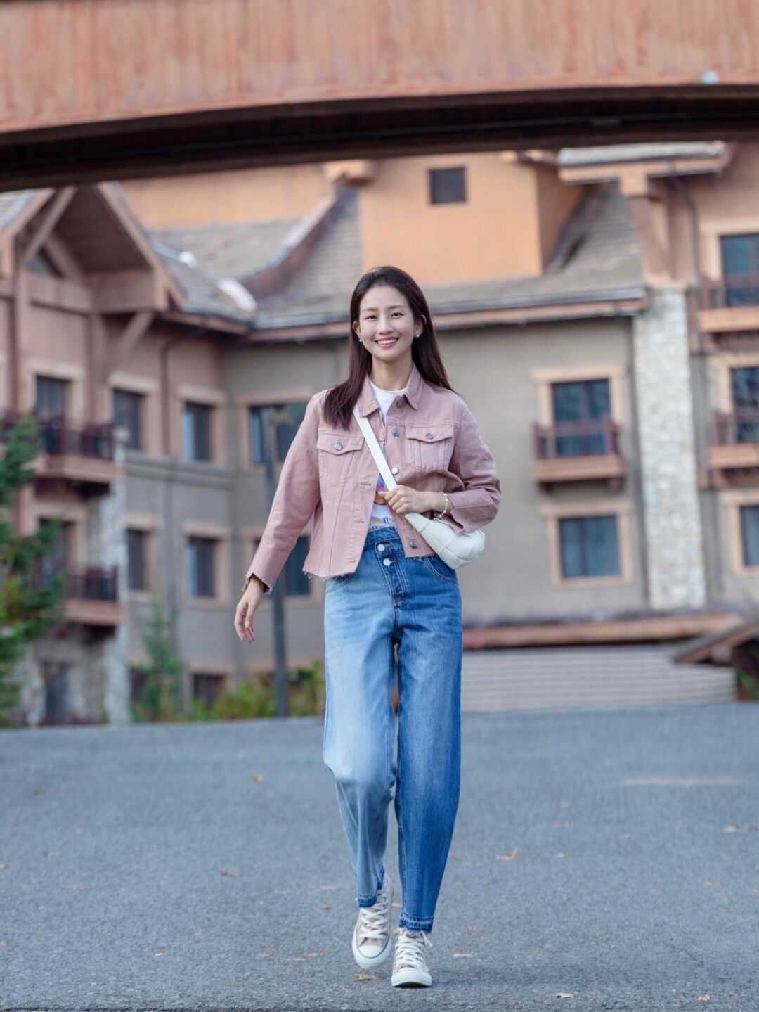 一眼万年 早春就流行穿“牛仔外套”,时髦减龄还不挑人,谁穿都好看