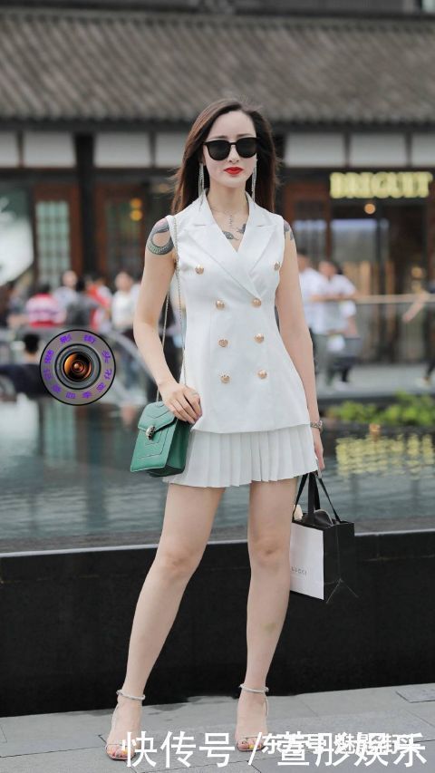 无袖西装加百褶短裙,搭配水晶高跟凉鞋,展现知性优雅的时尚气质
