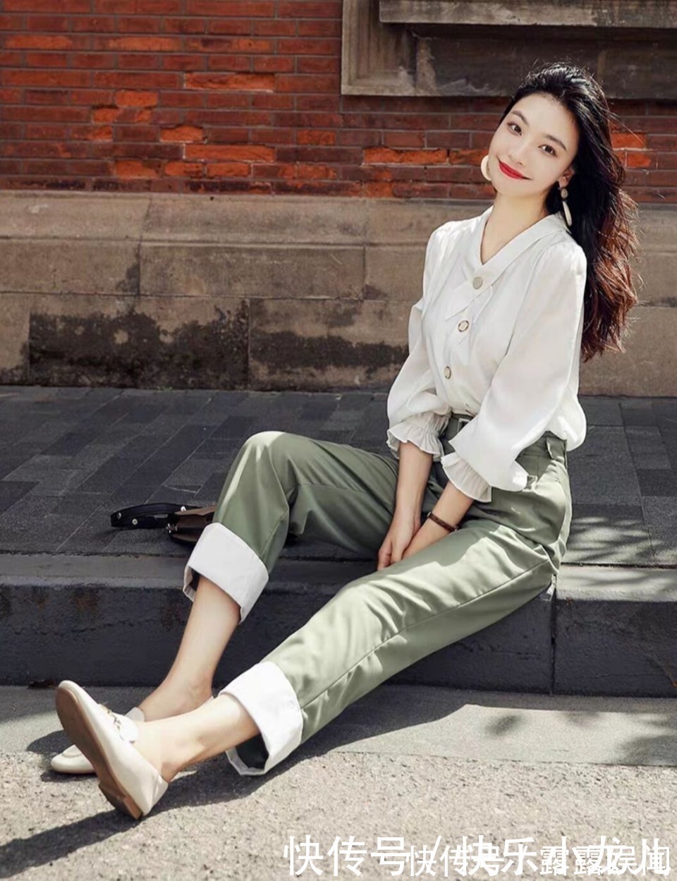 长发披肩|小姐姐搭配青春靓丽的衣服,非常漂亮长发披肩散发魅力!