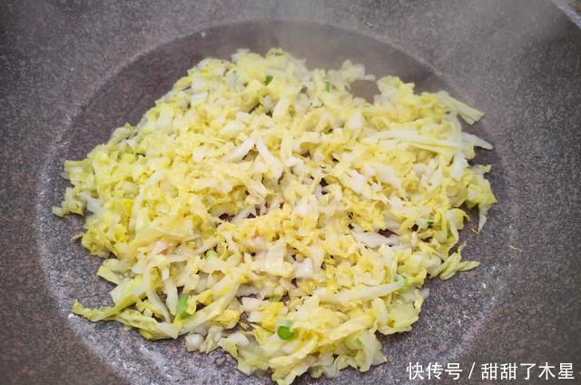 下饭|白菜这种做法,又鲜又香又下饭,不爱吃菜的她,都吃到不停口