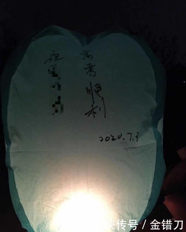 线上疯狂刷屏,线下连夜下架!中国的许愿生意,太魔幻了