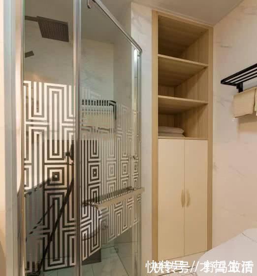 沙发墙|老公坚持装4米长电视柜,沙发墙“加厚”35公分完工都夸他机智