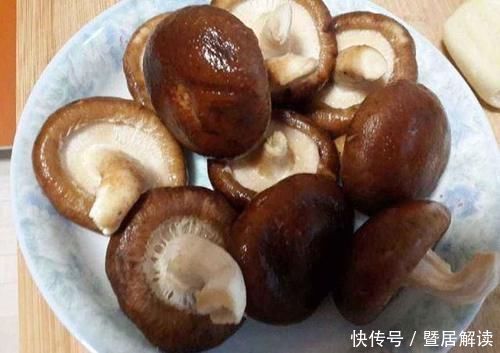 炒香菇时,到底要不要“焯水”,伙夫:这一步搞错,营养流失一半