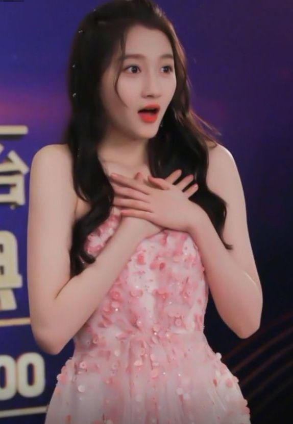 关晓彤用手证明巴掌腰看清手的位置之后鹿晗评论区热闹了