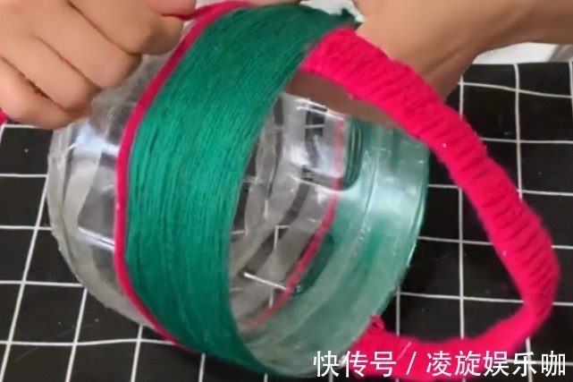 空油桶可真是个“宝”，把毛线缠在空油桶上，全家人都要抢着用！