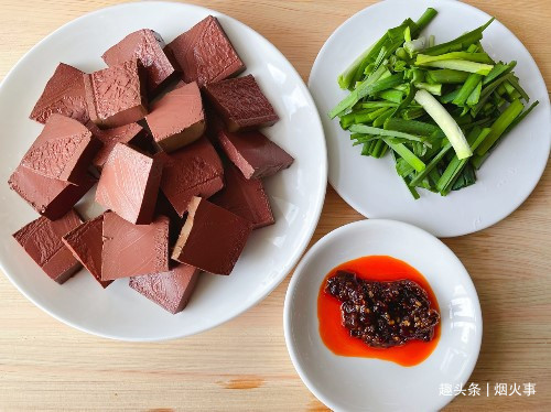 鸭血别只涮火锅两分钟教你韭菜烧鸭血，3块钱炒一盘，美味又下饭