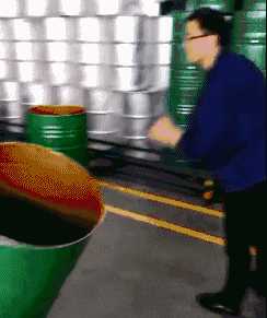 |搞笑GIF: 这也太神奇了吧 女友的鞋袜是怎么脱成这样的?