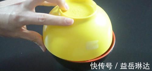 剥大蒜别再用刀拍了，只需借助它，快速又不伤手，方法太棒了