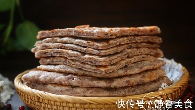 酵母|家常烙饼换个做法,松软可口,浓浓红豆香,用凉水和面也不硬