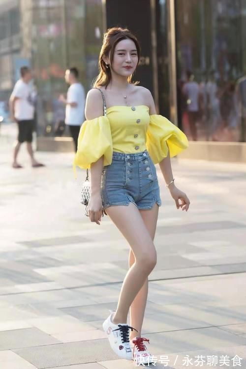 一字肩 基础款怎么穿才好看?用牛仔短裤搭配迷人的一字肩,轻松提升气质