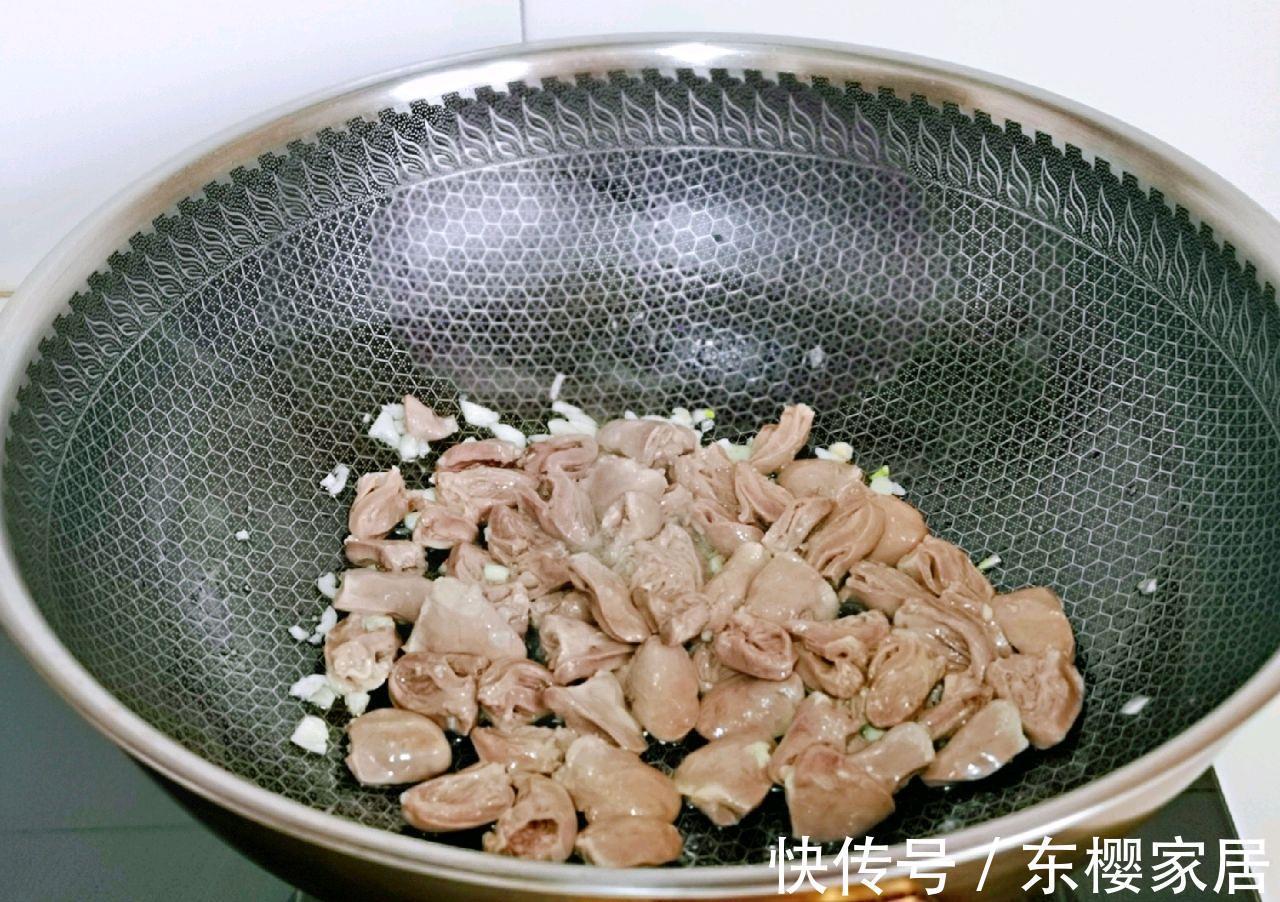 搭配|芹菜和鸭心搭配,简单炒一炒,就是一道好吃的下饭菜