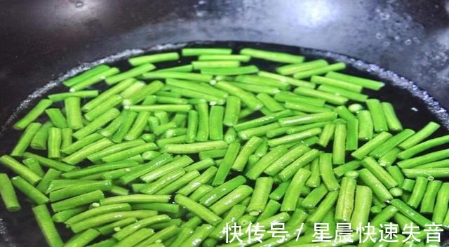 素馅大馄饨,馅大皮薄、营养丰富,满满一口极大地满足!