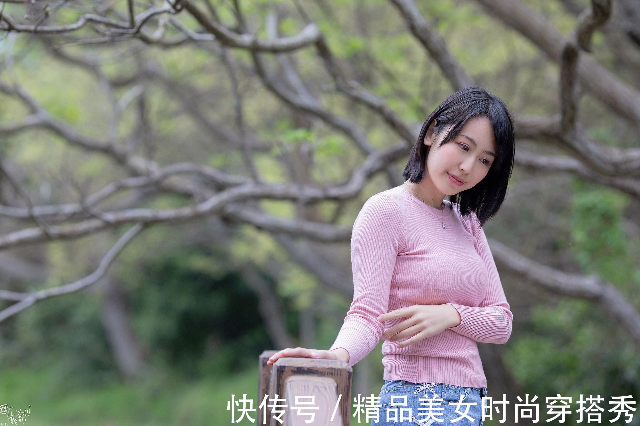 牛仔短裤|简单干练的冰丝衫，搭一条牛仔短裤，诠释了美女超凡脱俗的气质