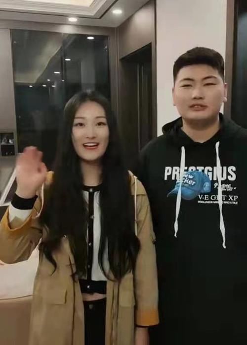 小白|别拿小白鞋搭大衣了，今年流行的3双鞋，舒服时髦，和大衣更相配