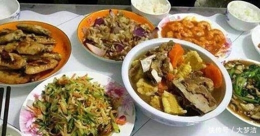 饭菜|婆婆承包“一日四餐”,饭菜发到朋友圈,网友:奢侈
