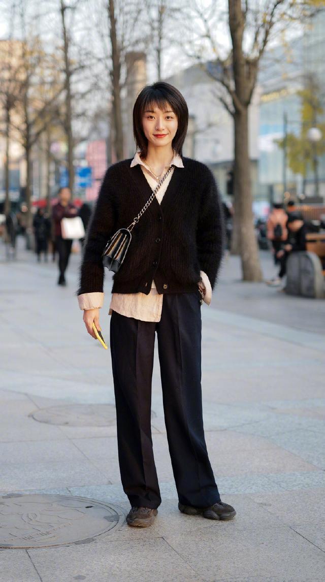 冬季穿搭拒绝平庸,实用的“毛衣+长裤”学起来,基础款也很时髦