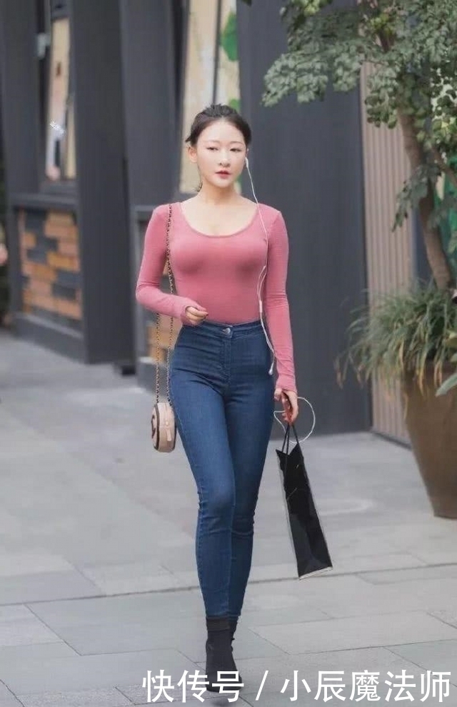 路人街拍,美女穿藕粉色的有领上衣,气质又靓丽