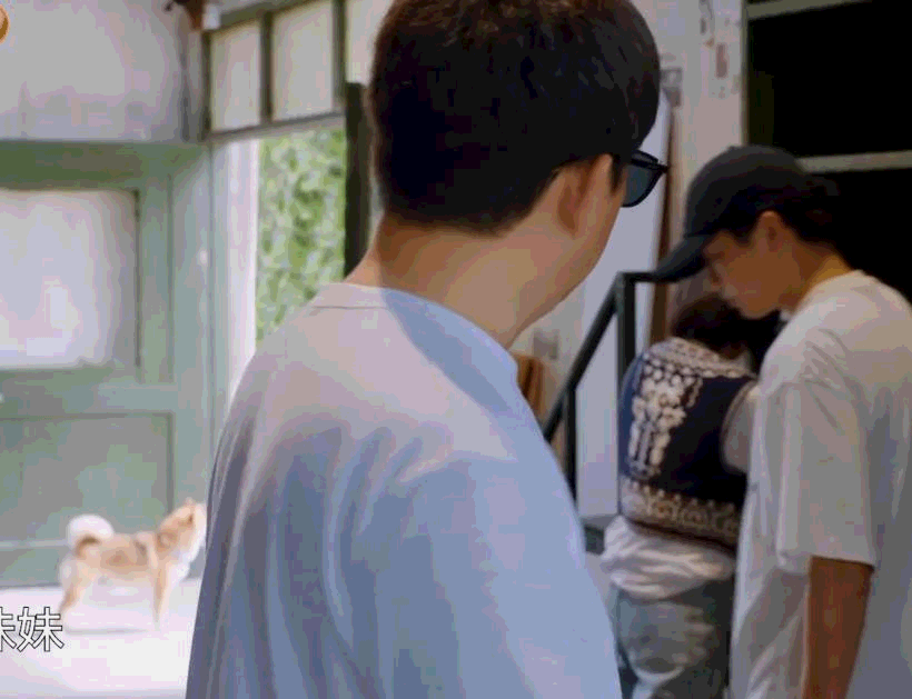 倉(cāng)庫(kù)|大家在干活黃磊卻偷懶走一邊，但看到張子楓動(dòng)手時(shí)，他的反應(yīng)亮了