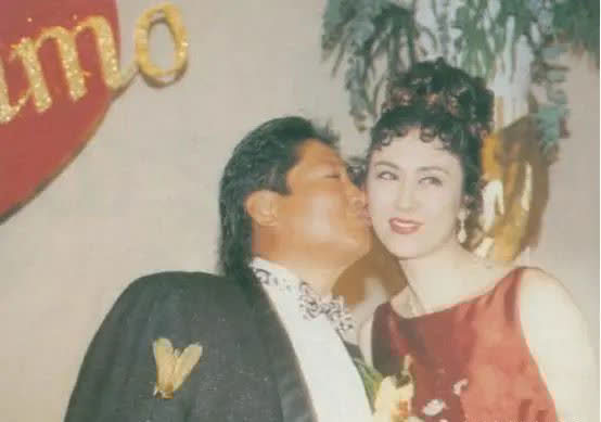 一头利落短发气场强大,结婚30年未生孩子