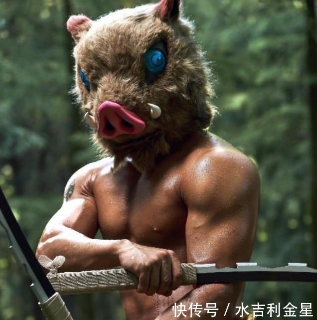 漫迷们|鬼灭之刃95后肌肉小哥cos伊之助意外走红,网友这身材绝了