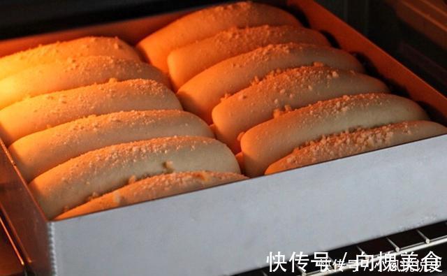 做面包用中种法，出膜快细腻拉丝，既当早餐又是零食，出炉遭哄抢