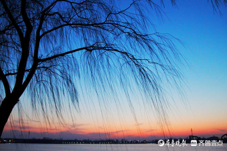 波光粼粼惹人醉！落日下的济南澄波湖别有一景分外美|情报站| 波光粼粼惹人醉！落日下的济南澄波湖别有一景分外美\＂,\＂i12\＂:\＂情报站