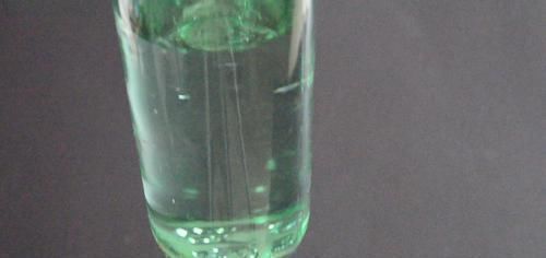 卫生间放一个白醋玻璃瓶真厉害,一年省下不少钱,全家人都夸好