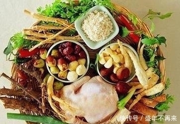 白头发显老又难看!医生提醒:多吃这几种东西白发变黑发