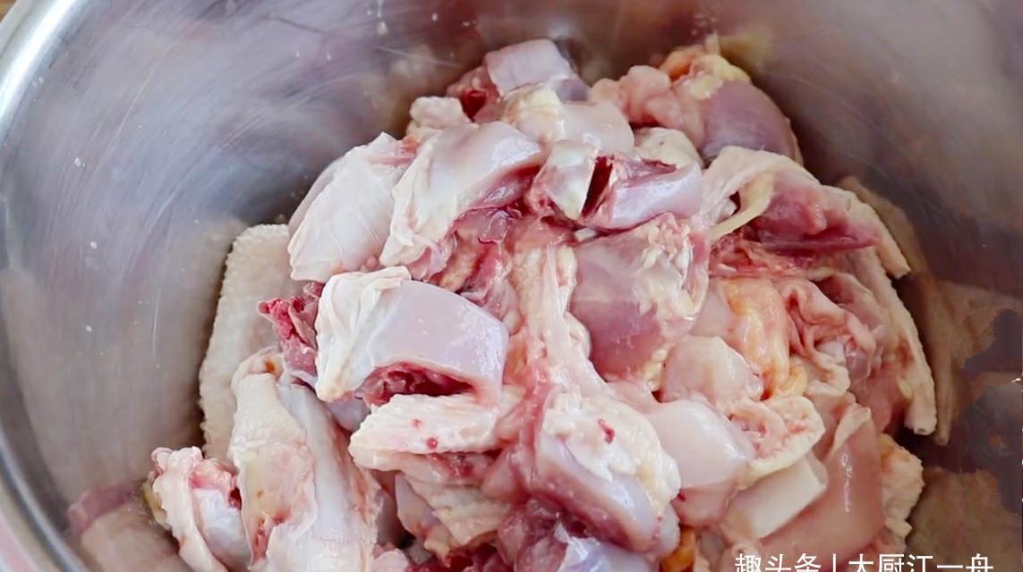 放在冷水下|炖鸡汤时,有人焯水有人生炒,都不对,学会这几招,鸡汤清澈好喝