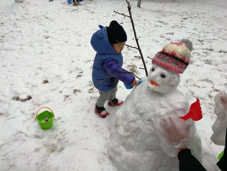 雪天|寒冬腊月嬉戏勿随意,儿童“玩雪”注意这两点,冬日里会更HIGH