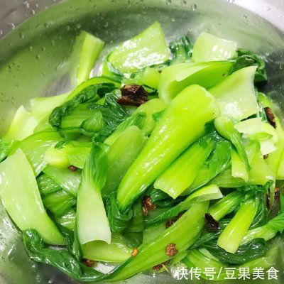 油菜这做法很多人没吃过，不炒也不烧，做出来麻辣脆爽，太好吃