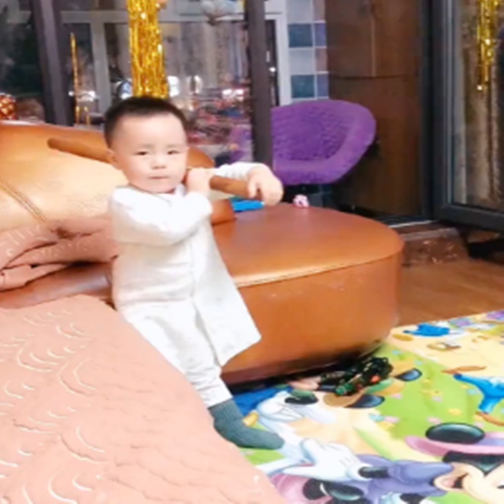 爸爸|爸爸假装打妈妈,萌娃的反应让爸爸心碎,妈妈直呼:没白疼